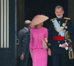 Sus Majestades los Reyes abandonan la residencia del embajador de España en Londres, donde asistirán a los actos con motivo de la Coronación de Su Maj